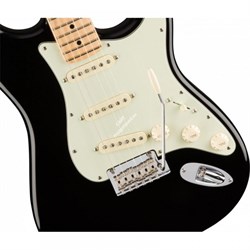 FENDER AM PRO STRAT MN BK электрогитара American Pro Stratocaster, цвет черный, кленовая накладка грифа - фото 42373