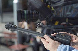 RODE Newsshooter Kit накамерная цифровая система RODELink 2,4 ГГц, передатчик Plugon TX- XLR, накамерный приемник RX-CAM, соединительный кабель Captive TRS, питание от батарейки 2хАА или MicroUSB, динамический диапазон 112 дБ, частотный диапазон 35 Гц-22  - фото 153396