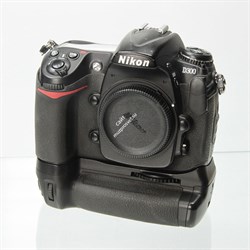 Цифровой фотоаппарат Nikon D300 body с батарейным блоком MB-D10 - фото 30321